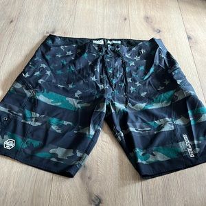 NWOT pelagic men’s board shorts